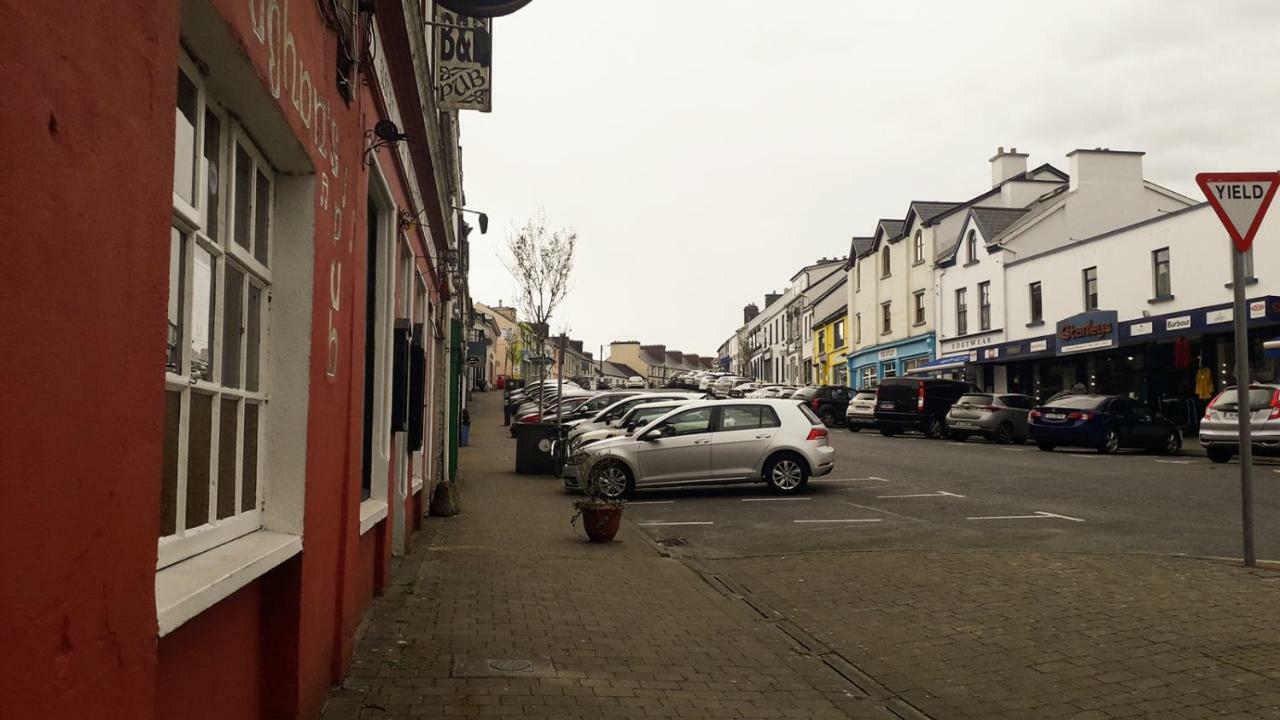 Vaughans Pub/Accommodation Clifden Exterior foto