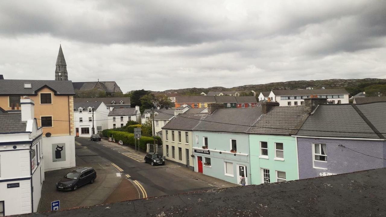 Vaughans Pub/Accommodation Clifden Exterior foto